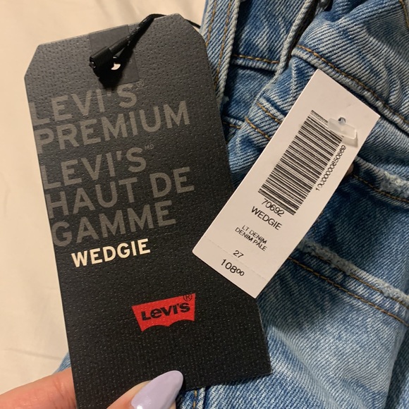 [SOLD] BNWT Aritzia Levi’s Wedgie Icon Light Denim Jeans - Picture 2 of 8